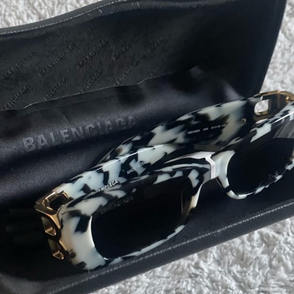 DYNASTY RECTANGLE SUNGLASSES IN WHITE - Picture 2 of 4